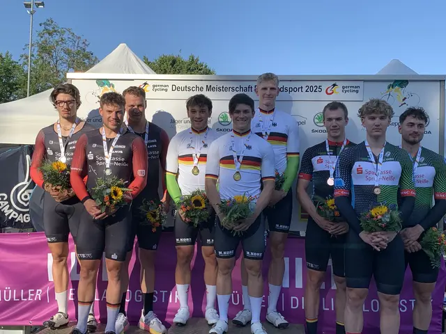 Das Pfälzer Bahnrad-Team (Mitte) holt sich in Dudenhofen den DM-Titel | Foto: Michael Sonnick