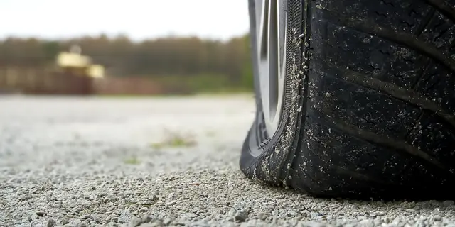 Auf der Beifahrerseite des grauen Toyota Corolla waren beide Reifen zerstochen worden (Symbolfoto) | Foto: ilfa/stock.adobe