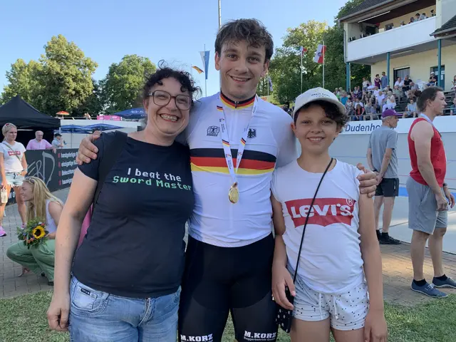 Luca Spiegel freut sich mit seiner Mutter über den DM-Titel in Dudenhofen | Foto: Michael Sonnick