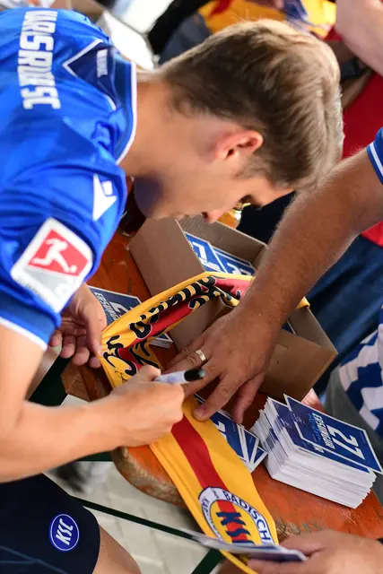 Viele Autogramm-Wünsche | Foto: abseits-ka/Anderer