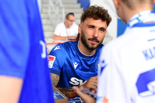 Im Gespräch mit Spielern | Foto: abseits-ka/Anderer