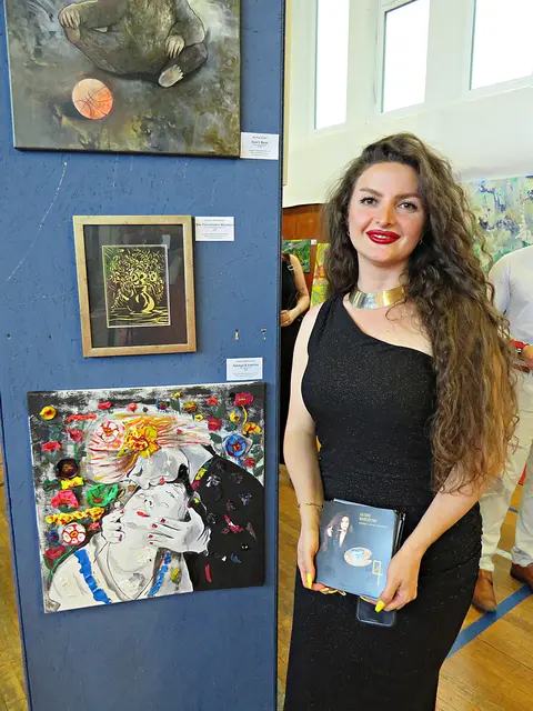 Gayane Markosyan neben ihren Gemälden | Foto: Brigitte Melder