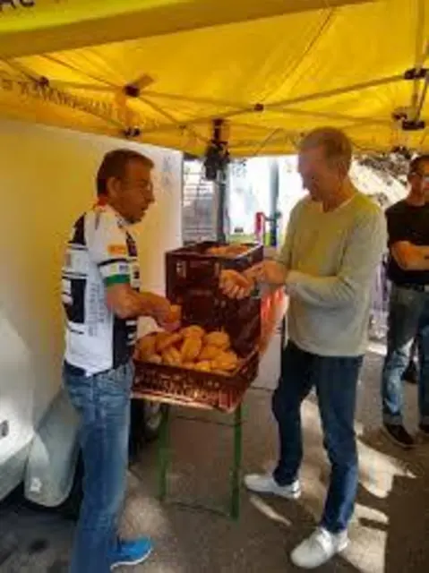 Martin Seidler &amp; Rudi Birkmeyer lt. Martin: "Die größen Aufschneider der Pfalz!" Bei der eherenamtlichen Arbeit! 300 Brötchen müssen auf der Kalmit aufgechnitten werden. In gut 1. Stunde waren die 300 Bratwürste inkl. Brötchen verkauft!  | Foto: Rudi Birkmeyer