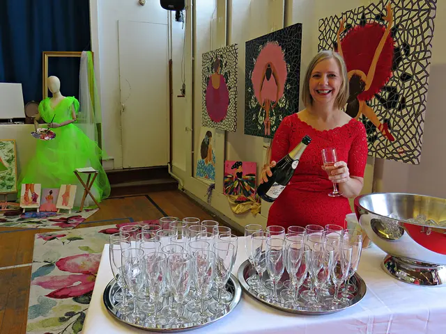 Anete Wackerhage unterstützte beim Champagner ausschenken | Foto: Brigitte Melder