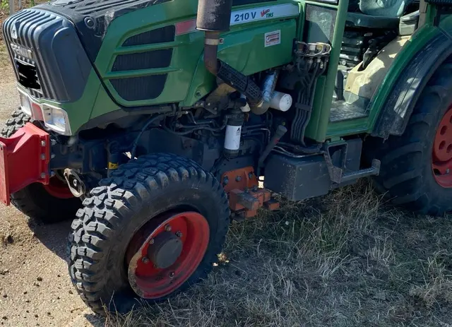 Der Traktor ist nach dem Unfall ein Totalschaden | Foto: Polizei Edenkoben