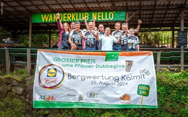 Das Team vom Benefiz Hüttendienst über der Werbung für die Bergwertung. | Foto: Rolf Epple