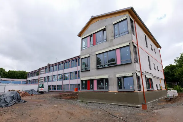 Der Erweiterungsbau der Grundschule Moorbachtal in Steinwenden nimmt sichtbar Gestalt an – mehr als zwei Millionen Euro investiert die Verbandsgemeinde hier in moderne Lernräume. | Foto: Erik Stegner