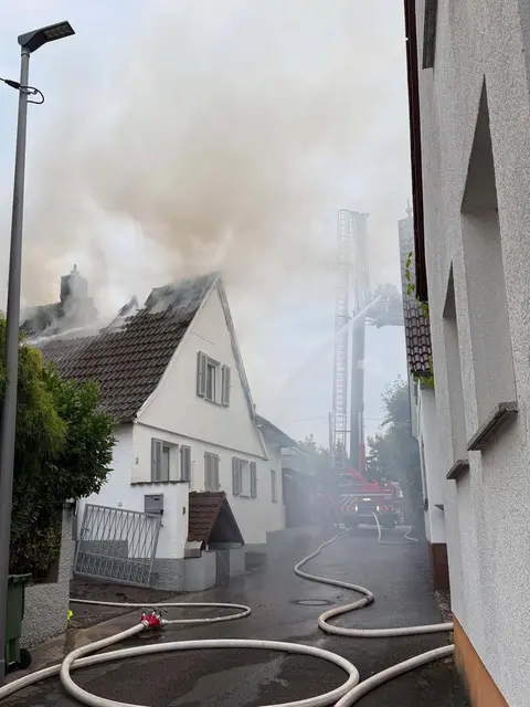 Doppel-Einsatz in Walsheim: Rund 70 Kräfte bekämpfen Flammen in Eichgasse | Foto: Feuerwehr Landau-Land