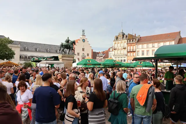 Landauer Sommer 2025 heißt wieder Party auf dem Rathausplatz! Vom 11. bis 13. Juli treten 52 Acts in der Landauer Altstadt auf. | Foto: Stadt Landau