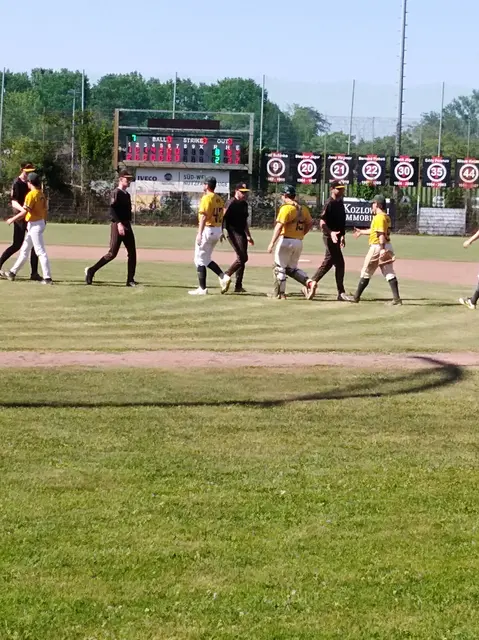 Die Mannheim Tornados (schwarze Trikots) nach dem letzten Heimspiel beim Shakehands mit den Saarlouis Hornets. | Foto: Andreas Martin