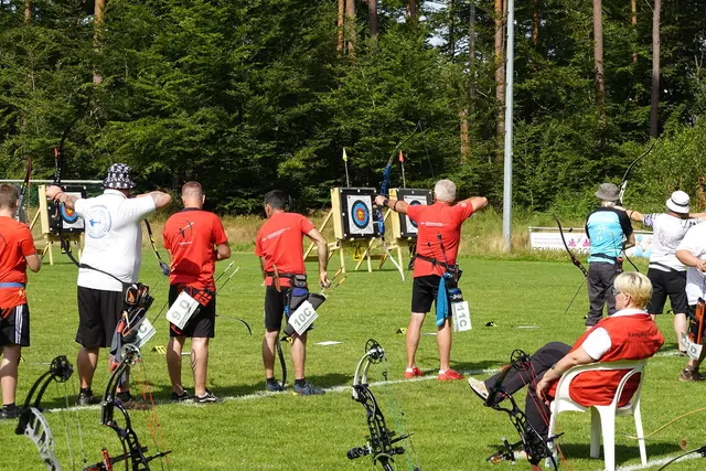 Matthias Sprau (10c) und Bernd Gerold (11c) mit ihren Blankbögen mitten im Wettkampf | Foto: Michael Zahm