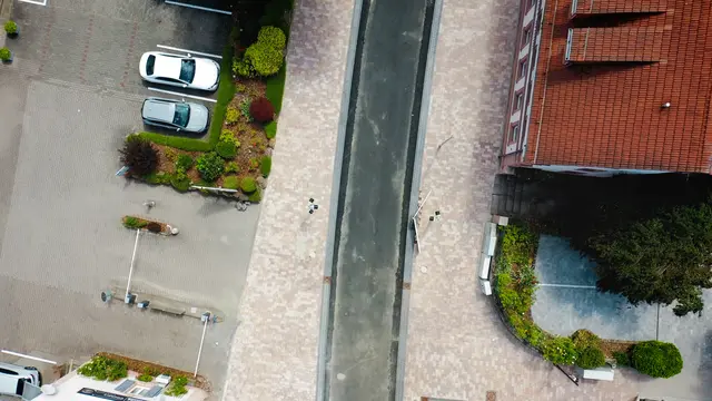 Auch angrenzende Bereiche profitieren: Der Umbau der Kaiserstraße schafft neue Flächen und klarere Strukturen für Anwohner und Besucher. | Foto: Manuela Kraft