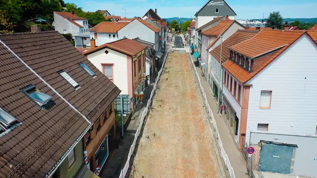 Blick vom Beginn des zweiten Bauabschnitts Richtung Innenstadt: Noch ist die Straße aufgerissen – hinten ist der erste Bauabschnitt bereits fertiggestellt. | Foto: Manuela Kraft