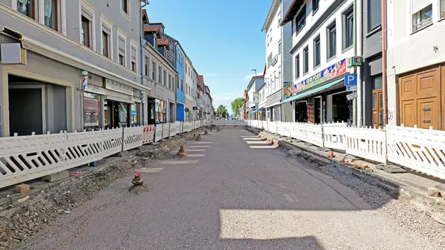 Trotz offener Baustelle: Wer zu den Dienstleistern und Einzelhändlern möchte, kommt über die Gehwege weiterhin ans Ziel | Foto: Erik Stegner