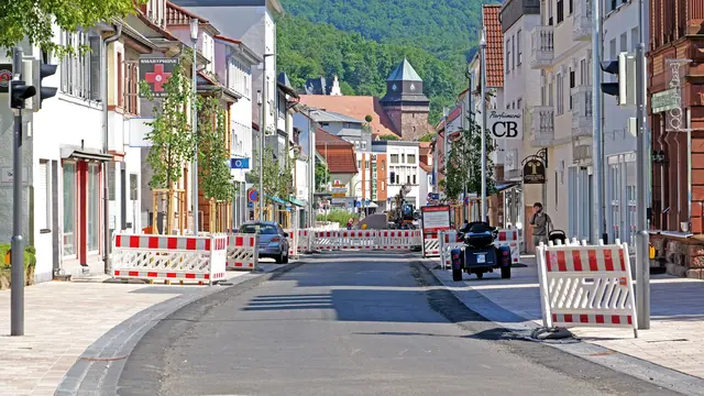 Blick durch die Kaiserstraße in Richtung Alter Markt: Während Abschnitt eins bereits fertiggestellt ist, laufen weiter hinten die Arbeiten am zweiten Bauabschnitt. Im Hintergrund zu sehen: der Uhrturm mit dem barocken Dachreiter. | Foto: Erik Stegner