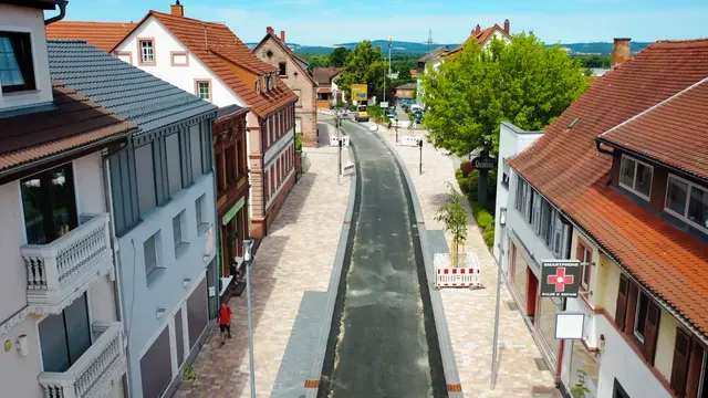 Helle Flächen, viel Grün: Der umgestaltete Abschnitt der Kaiserstraße zeigt, wie städtischer Raum künftig aussehen soll. | Foto: Manuela Kraft