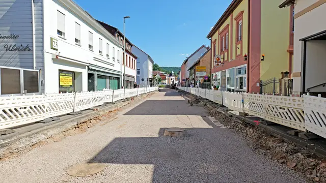 Baufortschritt sichtbar: Der zweite Bauabschnitt ist vorbereitet – in wenigen Monaten soll die Kaiserstraße hier ebenfalls neu erstrahlen.

 | Foto: Erik Stegner