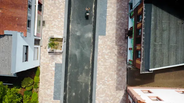 Luftaufnahme vom fertigen Abschnitt der Kaiserstraße: Neue Wegeführung, modernes Pflaster – und bereit für Fußgänger und Radfahrer. | Foto: Manuela Kraft