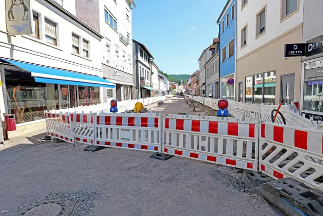 Mitten im Bau: Der zweite Abschnitt der Kaiserstraße ist derzeit aufgerissen – doch alle Läden und Praxen bleiben weiterhin erreichbar. | Foto: Erik Stegner