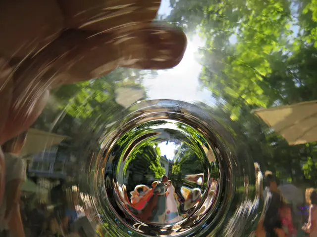 Blick durch das leere Schorleglas | Foto: Brigitte Melder