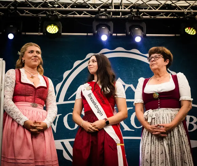 Kurz vor der Krönung: Emilia I., Lea I. und Bürgermeisterin Monika Kabs | Foto: Cornelia Bauer