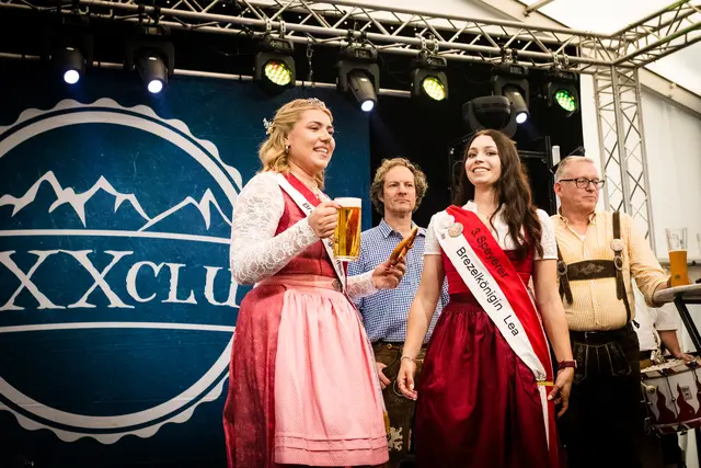 Die neue Brezelkönigin ist in Amt und Würden: Emilia I. erhebt ihr Glas | Foto: Cornelia Bauer