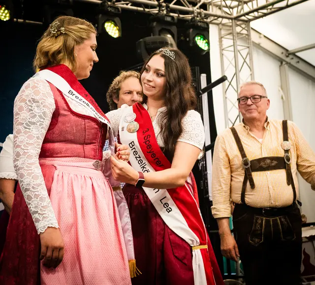 Lea I. legt ihrer Nachfolgerin Emilia die Schärpe um | Foto: Cornelia Bauer