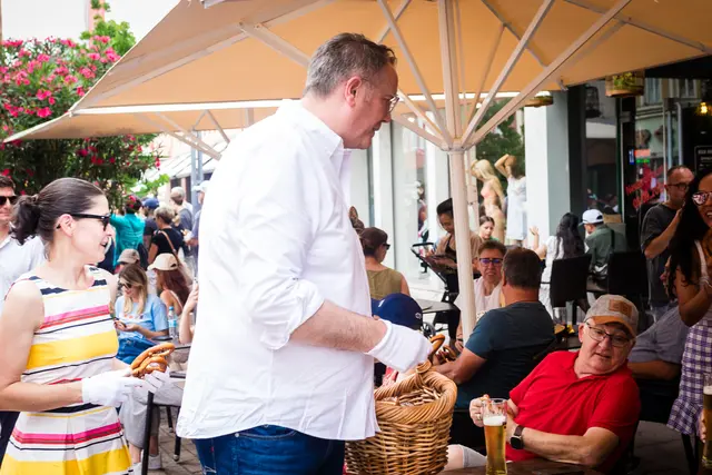 Ministerpräsident Alexander Schweitzer verteilt Brezeln | Foto: Cornelia Bauer