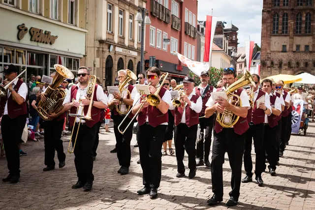 Was für den Brezelfestumzug gilt, gilt auch für die Parade: Musikgruppen bringen Stimmung | Foto: Cornelia Bauer
