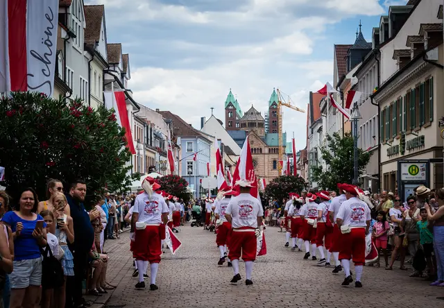 Traditionell eröffnet der Fanfarenzug Rot-Weiß den Umzug. Das ist auch bei der Brezelfestparade nicht anders. | Foto: Cornelia Bauer