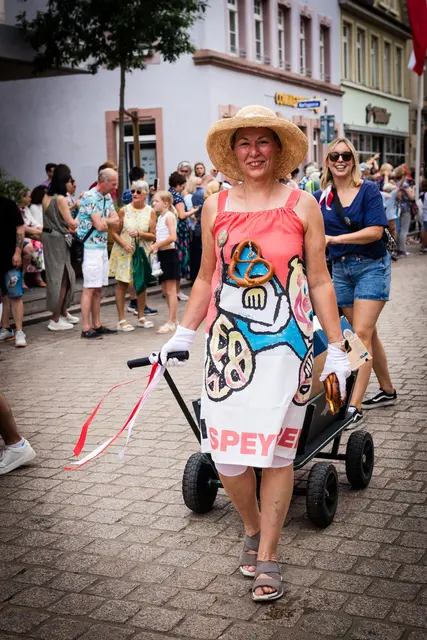 Ein Speyer-Kleid mit Brezelbu-Motiv | Foto: Cornelia Bauer