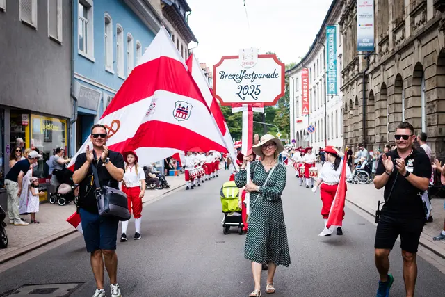 Los geht's: Es ist die erste Brezelfestparade in Speyer. Die Stimmung ist gut. | Foto: Cornelia Bauer