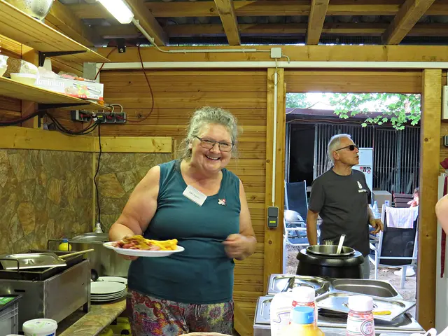 Elke Fischer bei der Essensausgabe | Foto: Brigitte Melder