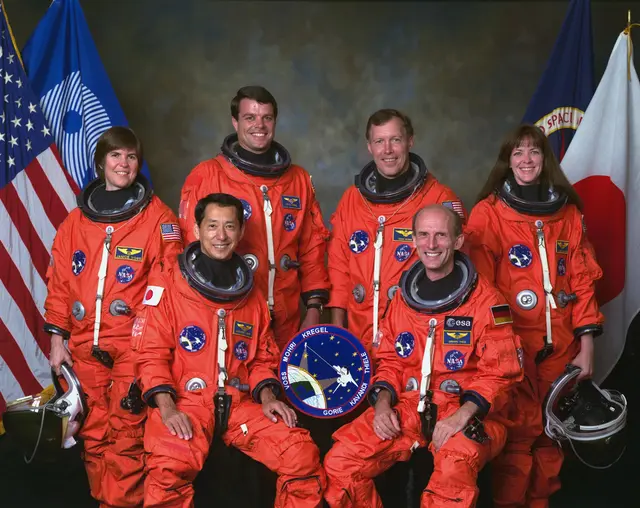 Vier Mitglieder der STS-99-Crew werden vor Ort sein und Einblicke in den Verlauf und die wissenschaftliche Bedeutung der Mission geben: NASA-Astronauten Kevin Kregel ((o. R., 2. v. l.), Dominic Gorie (o. R., 3. v. l.) und Dr. Janet Kavandi (o. R., 4. v. l.) sowie ESA-Astronaut Dr. Gerhard Thiele (r. u.) | Foto: NASA
