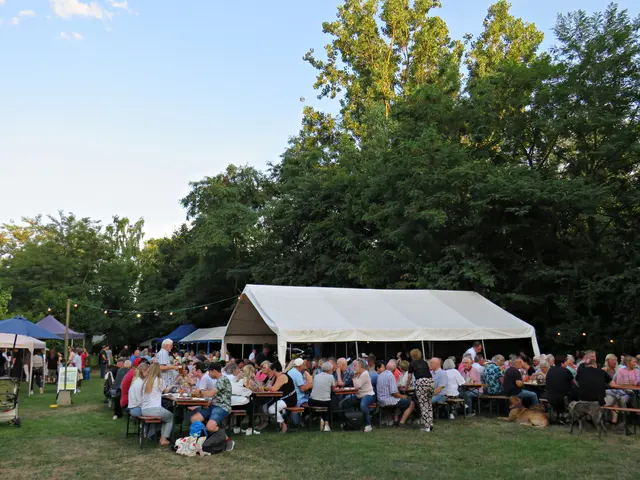 Voll besetzte Tischreihen | Foto: Brigitte Melder