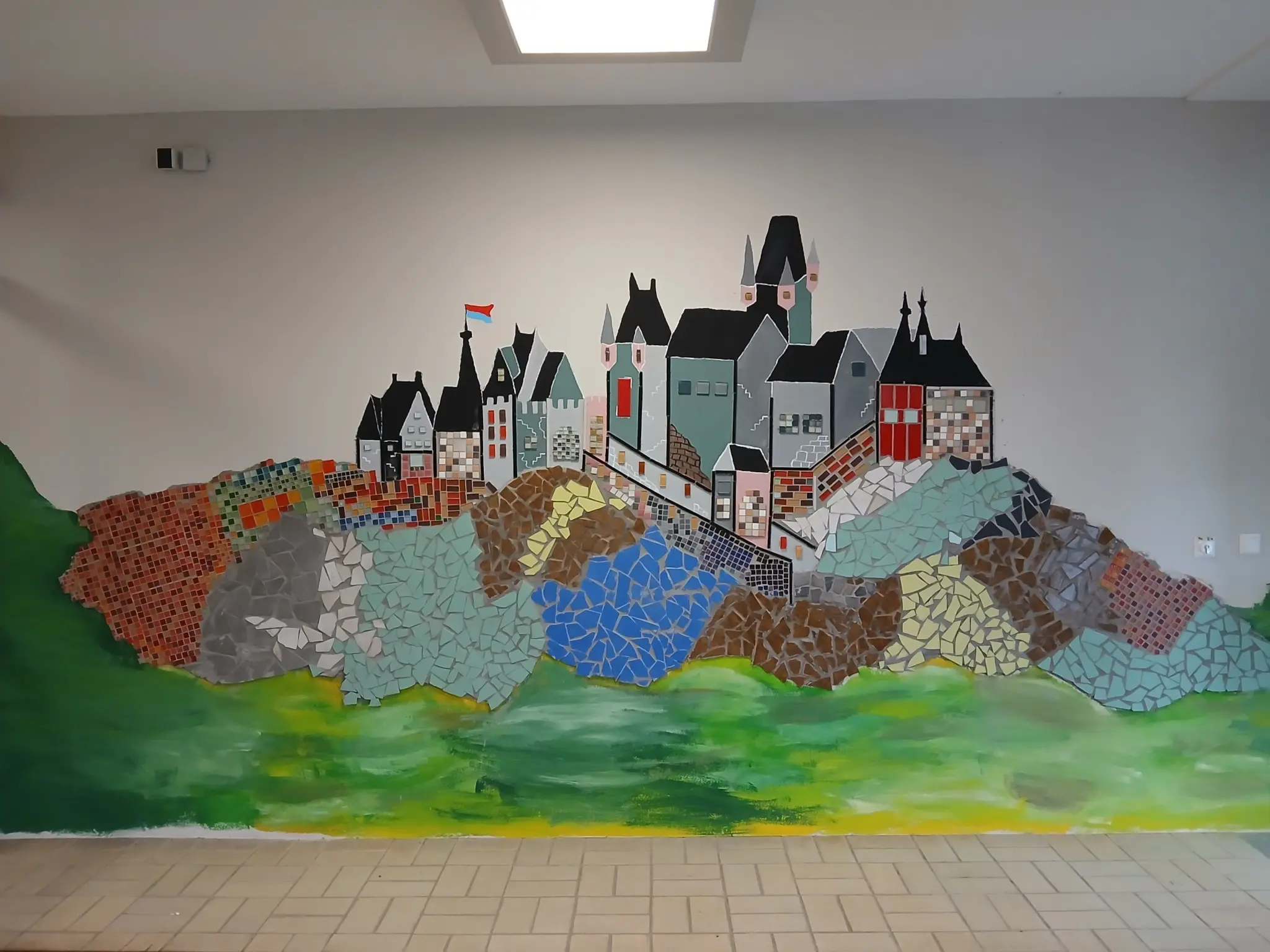 Eine-Burgwand-ein-Pilzhaus-und-eine-Riesen-Schnecke-M-rchenhaftes-Ergebnis-der-Projektwoche-an-der-Landsbergschule-Obermoschel