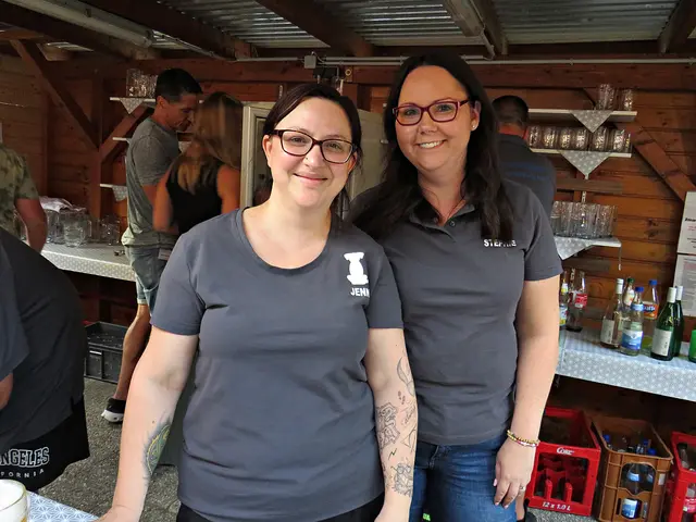 Mitglieder bei der Getränkeausgabe | Foto: Brigitte Melder