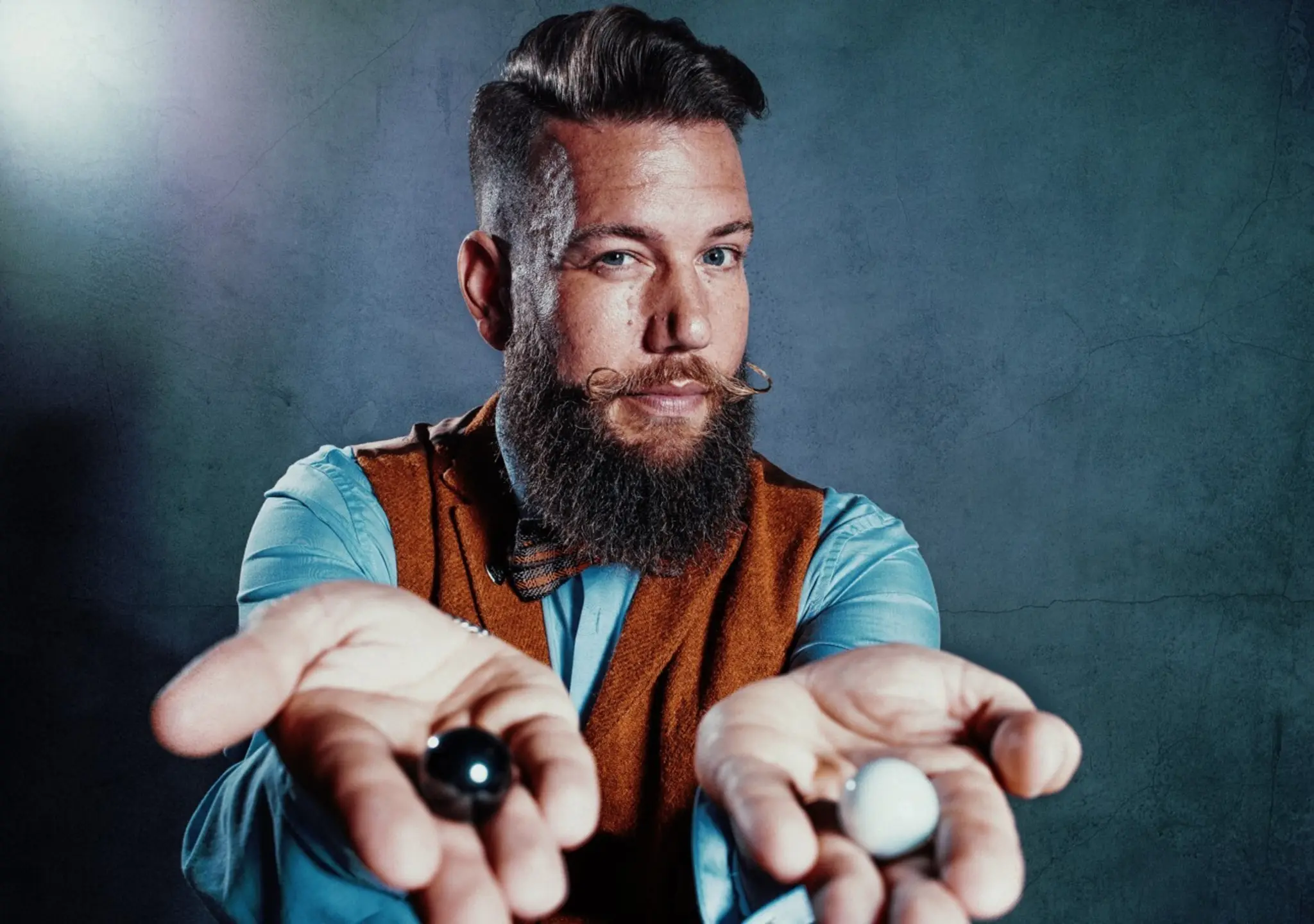 „Wunder(n) bitte!“ bei den Dahner Sommerspielen: Comedy-Magic-Show - Dahn