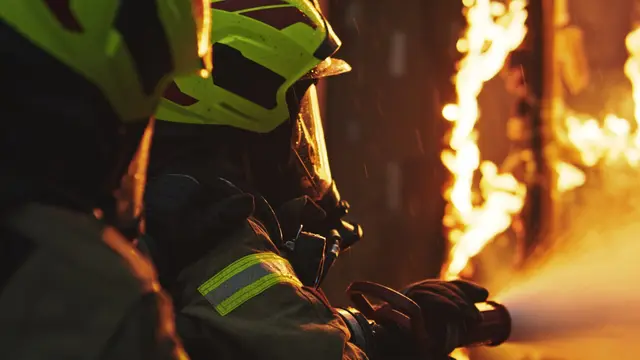 Beim Eintreffen der Polizei standen etwa 100 Heuballen in Flammen | Foto: CameraCraft/stock.adobe.com