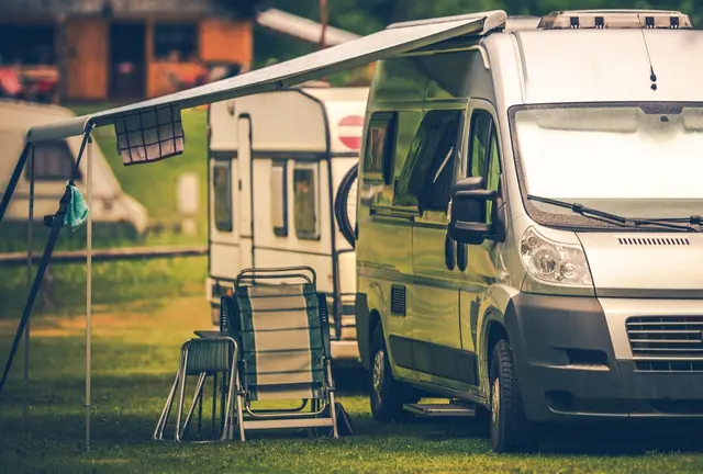 Viele Wohnmobile und Wohnwagengespanne sind auf Urlaubsfahrten überladen, ohne dass es den Fahrerinnen und Fahrern bewusst ist | Foto: Gowtham/stock.adobe.com