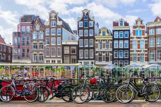 Feiern Sie mit uns ein Jubiläum auf einer einzigartigen Flusskreuzfahrt entlang des Rheins. Entdecken Sie das lebendige Amsterdam (dieser Ausflug ist inkludiert),  die malerischen Windmühlen von Kinderdijk und  das historische Gent, mit der Möglichkeit eines  unvergesslichen Ausflugs ins romantische  Brügge – eine Reise voller Kultur, Geschichte  und faszinierender Eindrücke. | Foto: Southtownboy Studio AdobeStock