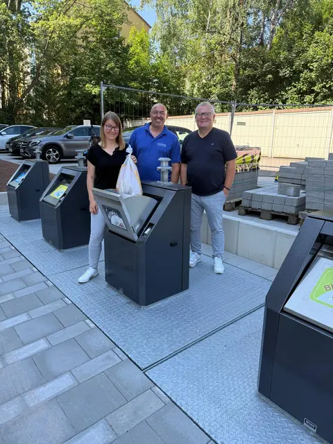 Zeigen die neuen Unterflurcontainer: Stefanie Neubauer (von links) und Matthias Herbrand von der Stadtbildpflege und Thomas Schieck, Geschäftsführer der Kittelberger Immobilien GmbH & Co.KG | Foto: Stadtbildpflege Kaiserslautern/gratis