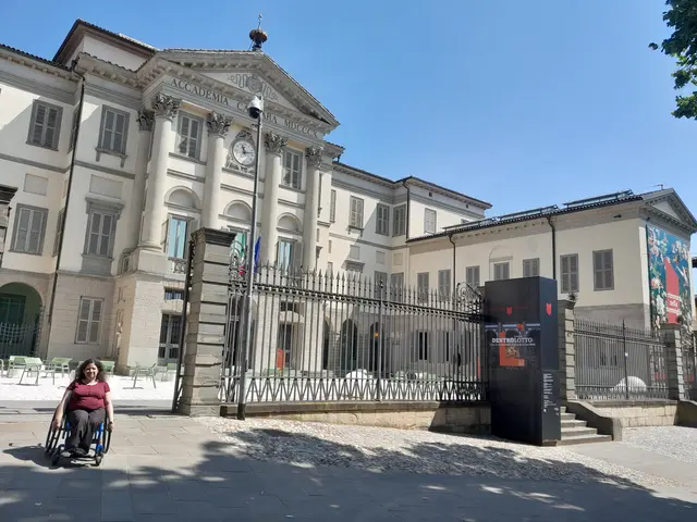 Irene Alberti vor dem Gebäude der Carrara Accademia | Foto: Stephan Alberti-Riedl