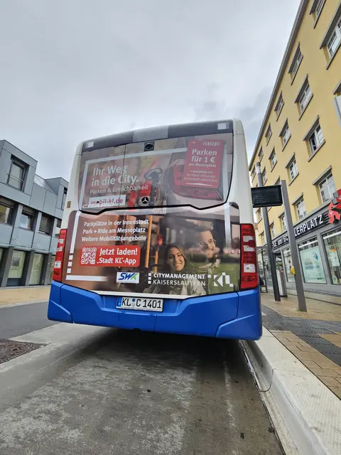 Weist auf das Mobilitätsportal des Citymanagements hin: Die neue Buswerbung informiert über P&amp;R zwischen Messeplatz und Innenstadt oder auf das Parkleitsystem hin | Foto: Stadt Kaiserslautern/gratis