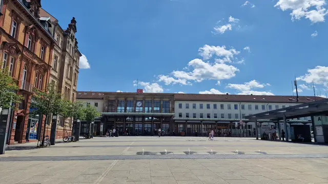 Am Dienstagmittag kam es auf dem Bahnhofsvorplatz in Kaiserslautern zu einer körperlichen Auseinandersetzung zwischen zwei Männern | Foto: Ralf Vester