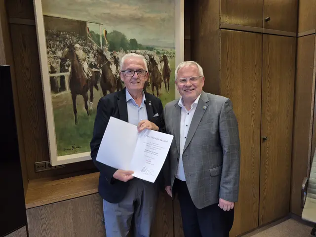 Roland Werner (links) und Landrat Hans-Ulrich Ihlenfeld. | Foto: Stadtverwaltung Bad Dürkheim