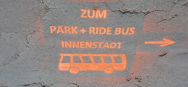 Leitet die Autofahrer, die das P&R-Angebot zwischen Messeplatz und Innenstadt nutzen, zur Bushaltestelle: der Wegweiser auf dem Asphalt | Foto: Stadt Kaiserslautern/gratis