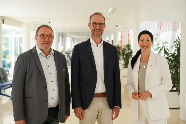 Die beiden Aufsichtsratsvorsitzenden Otto Rubly (l.) und Anja Pfeiffer (r.) mit dem Geschäftsführer der Westpfalz-Klinikum GmbH, Thorsten Hemmer | Foto: WKK/gratis