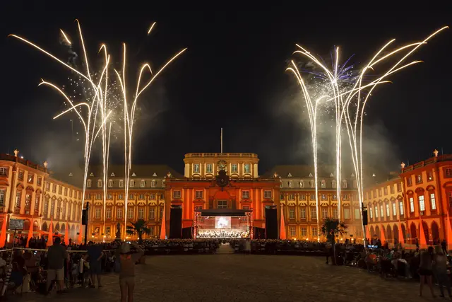 Mannheimer Schloss in Flammen | Foto: Sutter-van_Stek