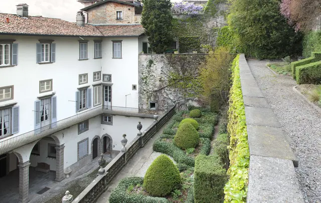 Die Hecken, die an Arancini erinnern.
Zu finden auf der Webseite von FAI
https://fondoambiente.it/palazzo-e-giardini-moroni-eng/
Direkter Link zum Bild:
https://fai-website.s3-eu-west-1.amazonaws.com/images/palazzo-moroni_82108.jpg | Foto: FAI